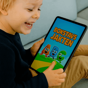 Barn träna skriva bokstäver